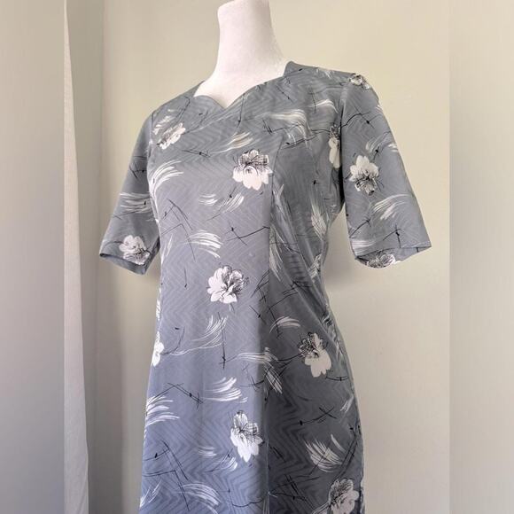 Vintage ‘70s Gray & White Floral Print Short Sleeve Midi Dress w/ Side Slits - Picture 2 of 8